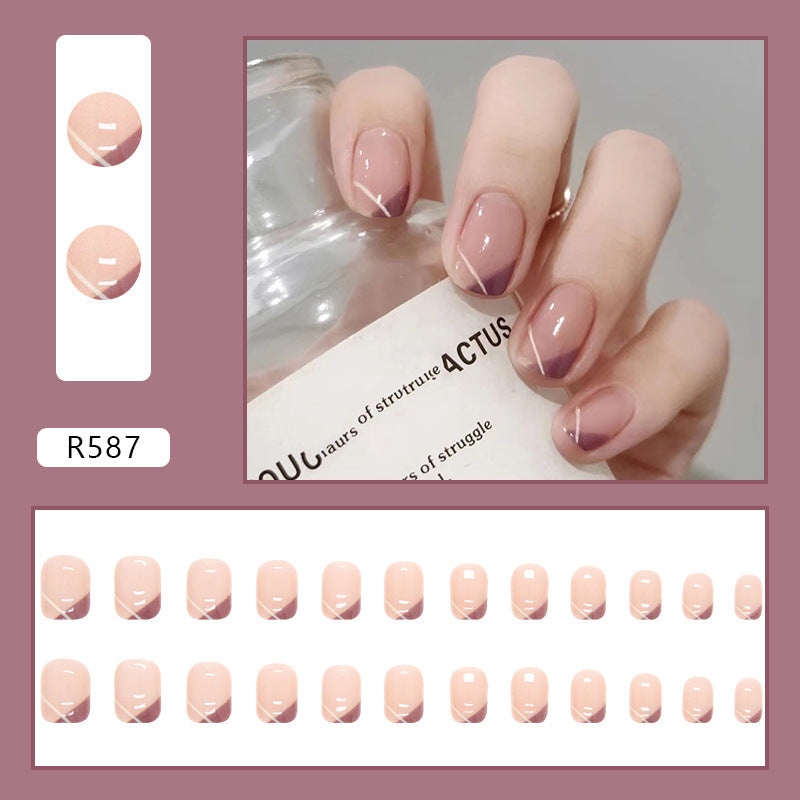 Uñas francesas con triángulos morados 