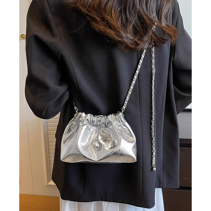 Bolso tipo bandolera con cadena y bolso nube plisado 