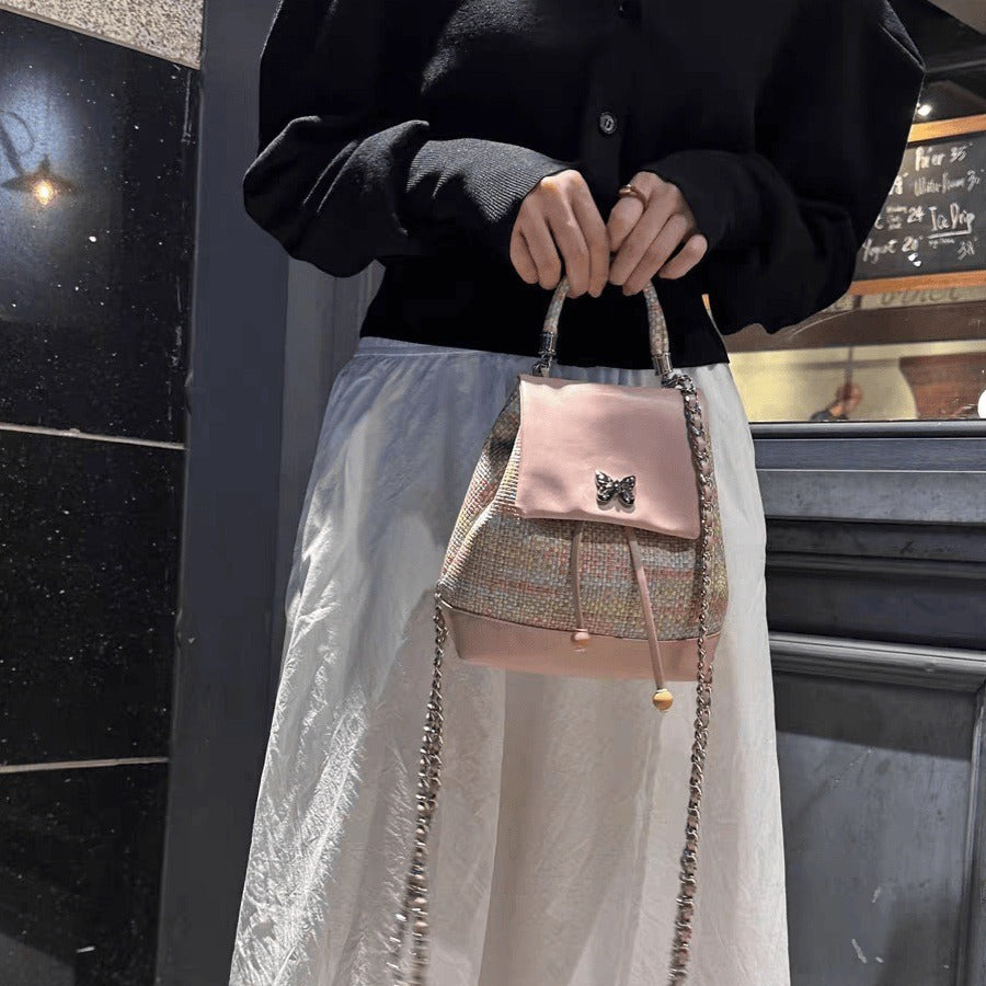 Mochila pequeña tejida estilo Chanel 