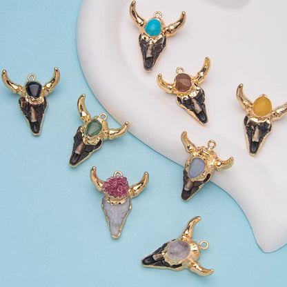 Pingente de aventurina verde incrustado com cabeça de touro em resina de cristal 