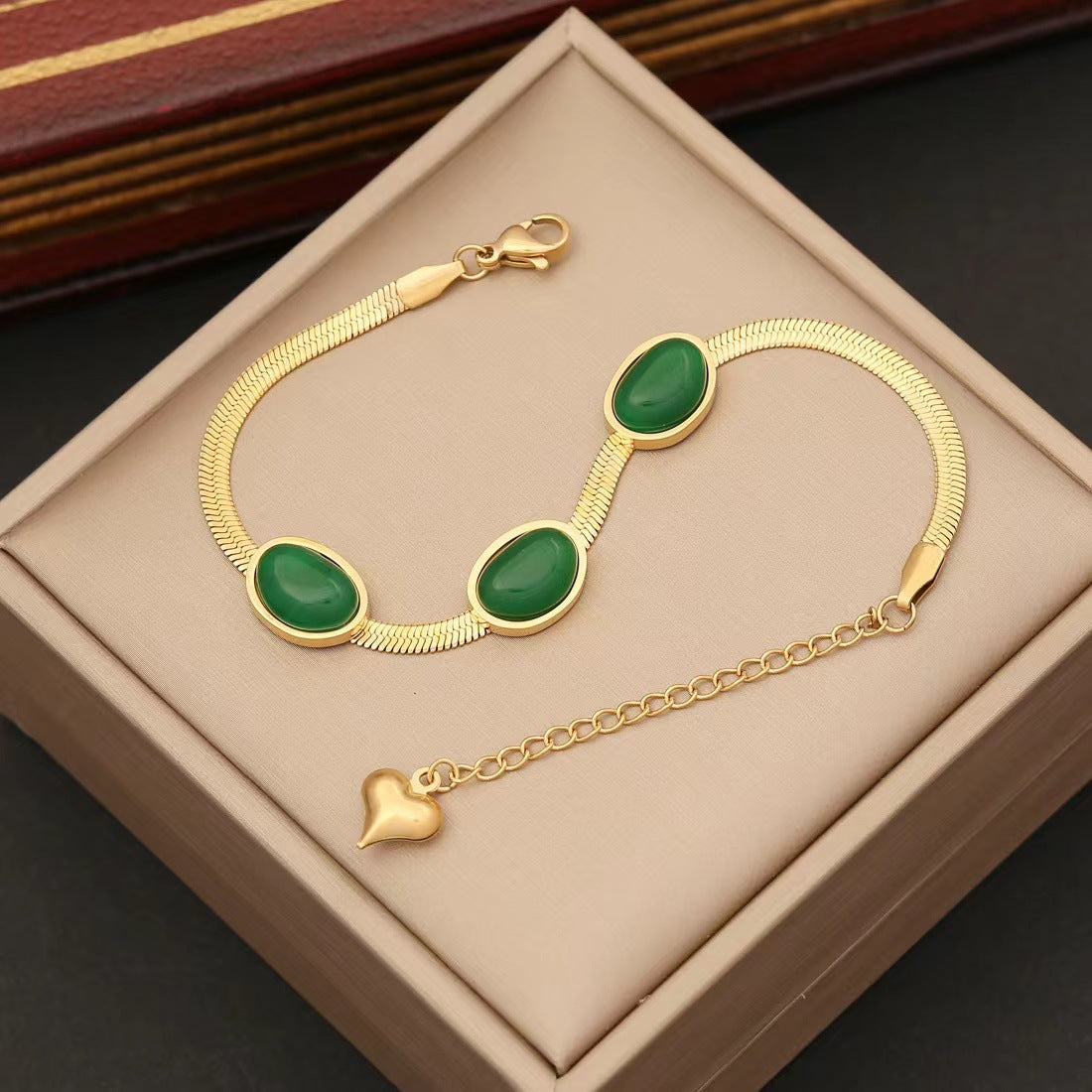 Pulsera de acero y titanio con piedras preciosas verdes estilo vintage 