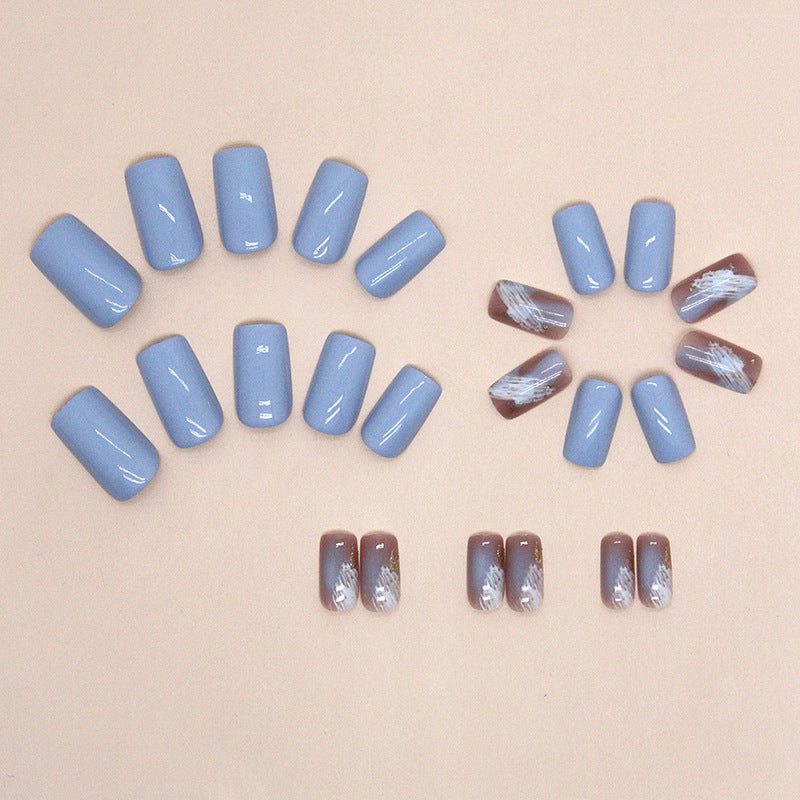 Uñas postizas cuadradas de longitud media en tonos azules que realzan el blanco 