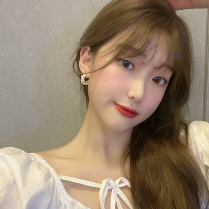 C-shaped earrings, pearl earrings.