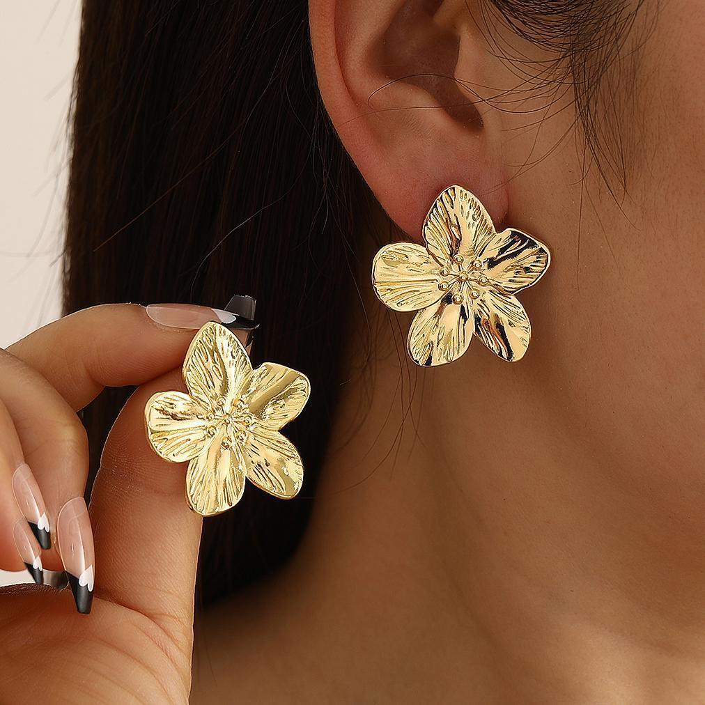 Petal stud earrings