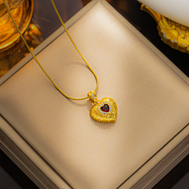 Colar com pingente de coração de zircônia cúbica esmeralda incrustada em ouro 18K 