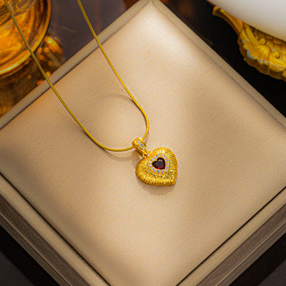 Colar com pingente de coração de zircônia cúbica esmeralda incrustada em ouro 18K 