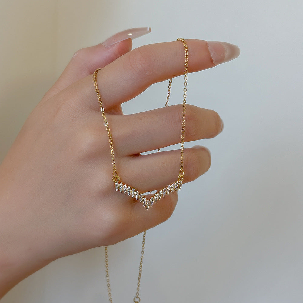 Full zirconium slightly inlaid large V necklace