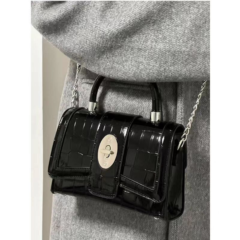 Bolso de moto de charol con cadena texturizada premium 