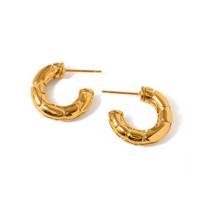 Thick C-shaped earrings with embossed snake print