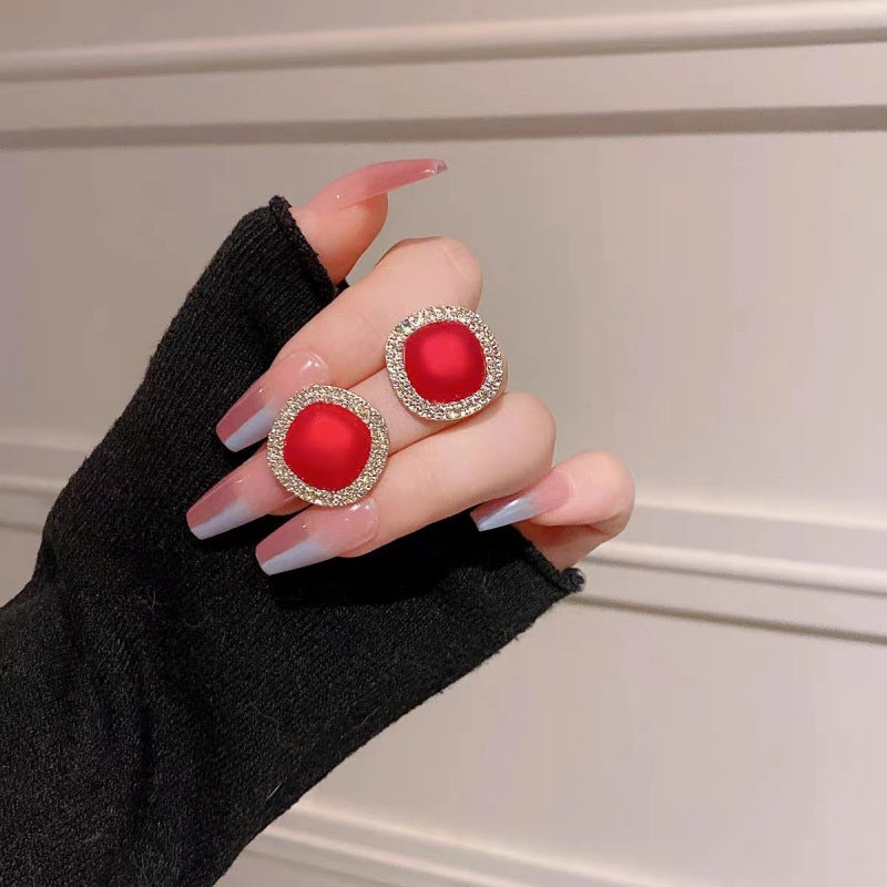 Pendientes de botón de perla roja con diamantes