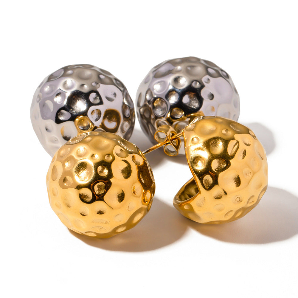Spherical hammered gold earrings with zircon