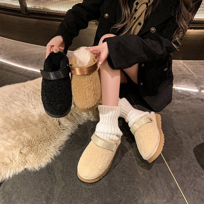 Two Internet celebrity slippers
