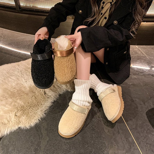 Two Internet celebrity slippers
