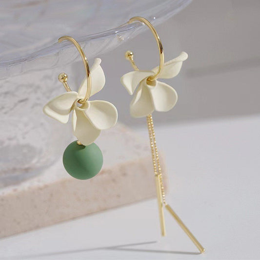 Pendientes de verano con flores blancas Pendientes asimétricos 