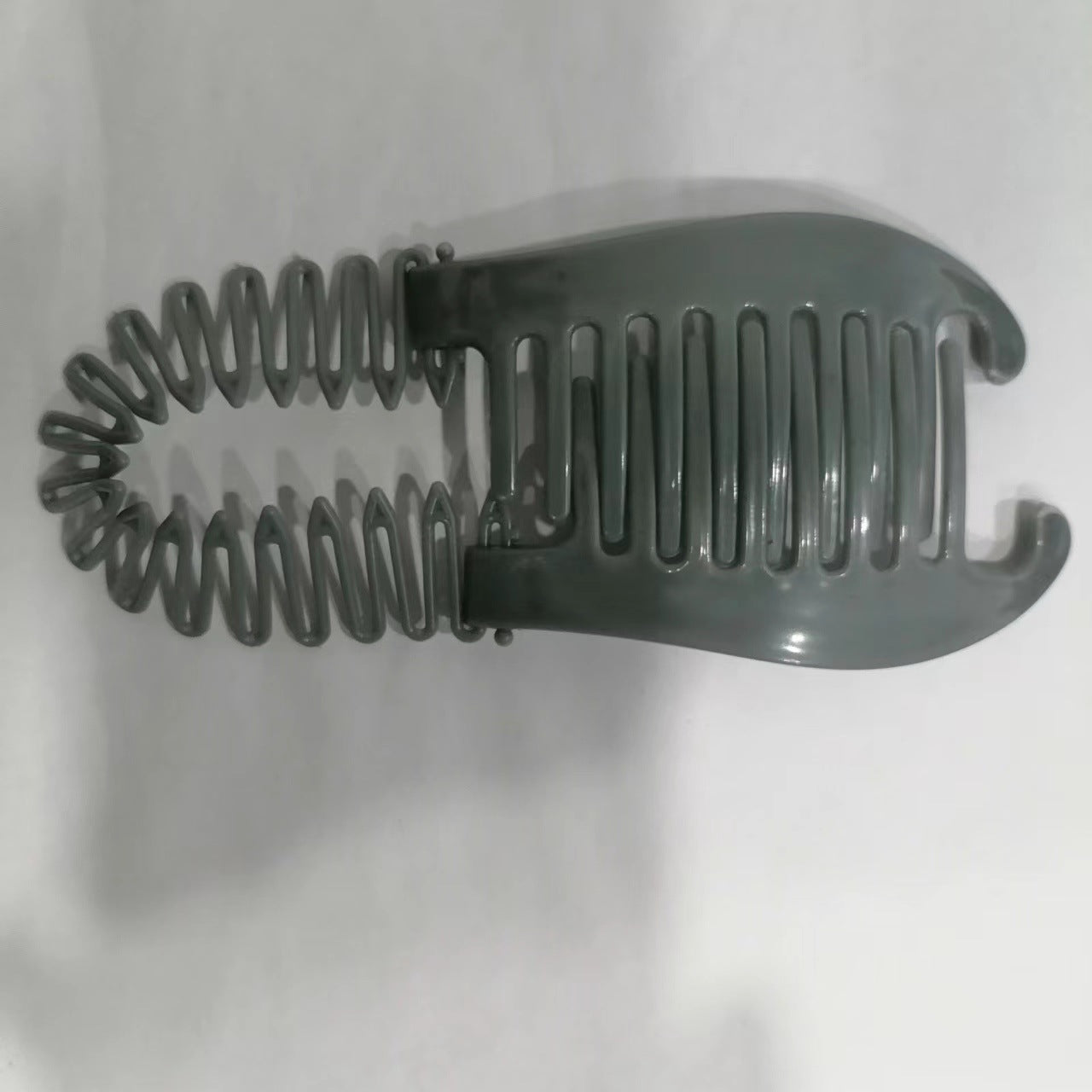 Stylish and simple portable hair comb