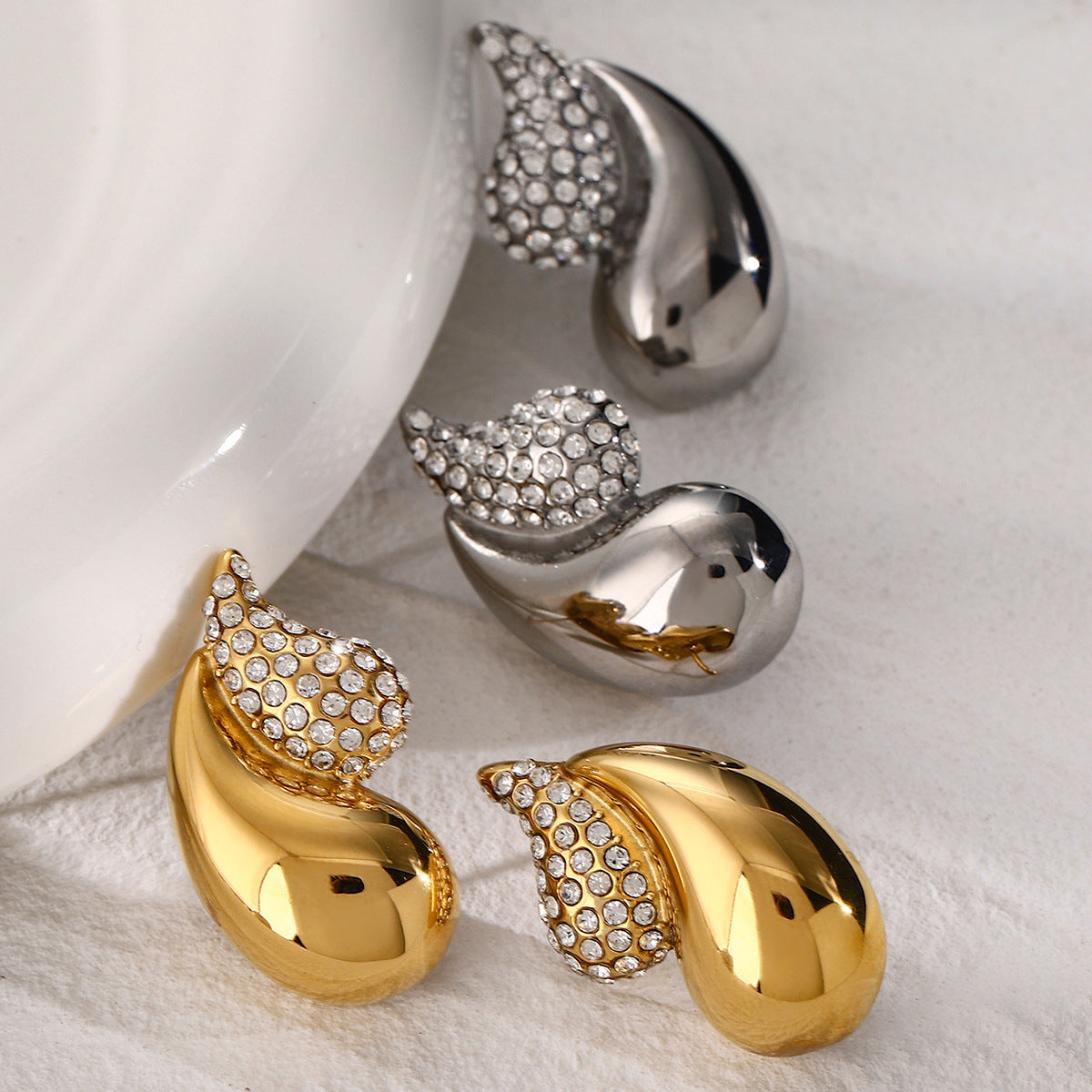 Double teardrop-shaped rhinestone earrings