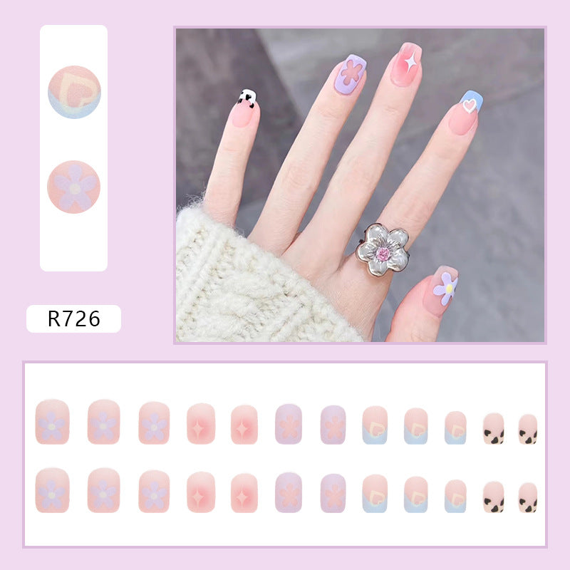 Uñas cortas con forma de corazón y estrella con flores 