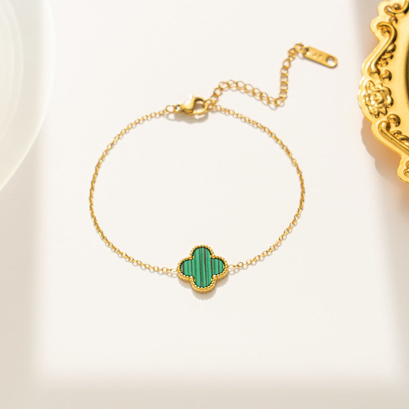 Pulseira feminina em aço titânio - trevo preto e branco, corrente em ouro rosa 
