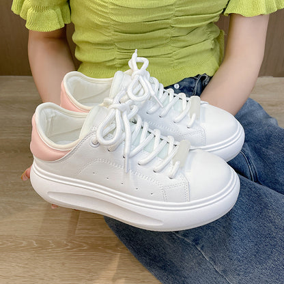 Zapatos blancos pequeños, zapatos de pan casuales, zapatillas deportivas de nicho. 