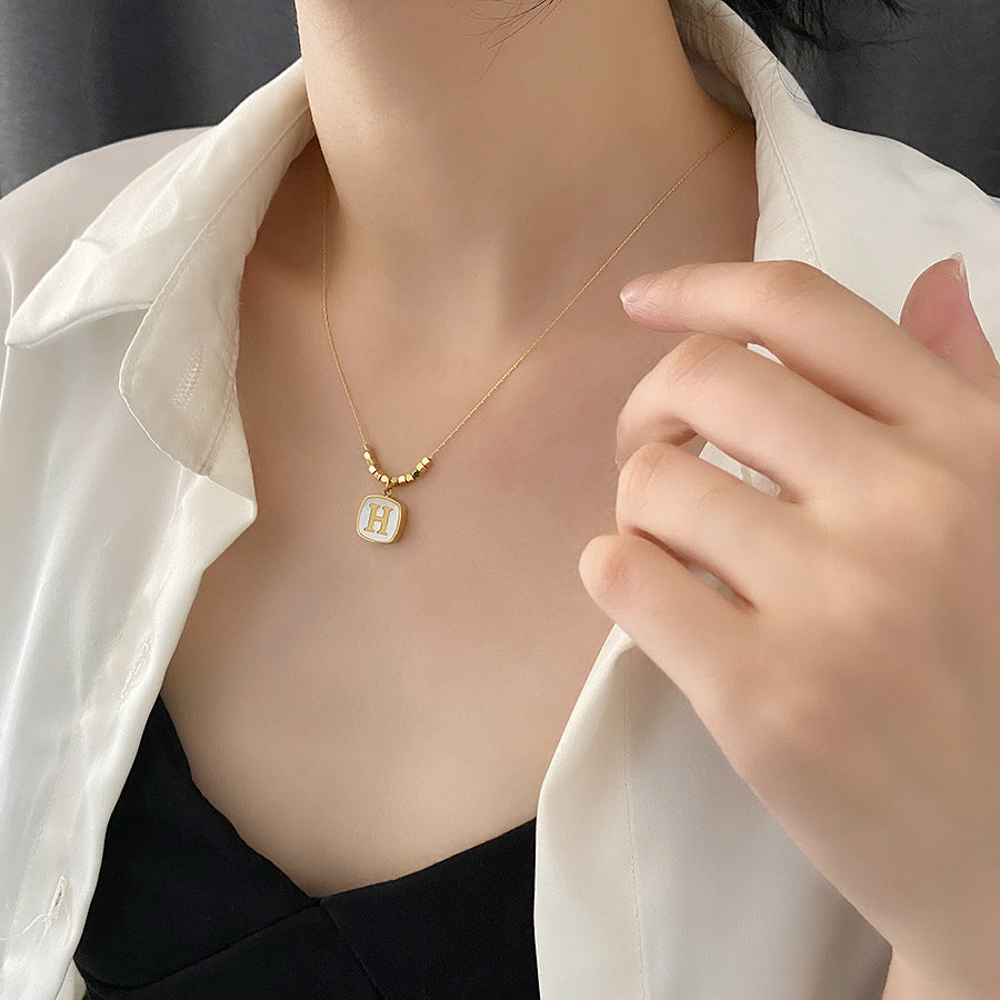 Colar de concha de design, aço inoxidável, não desbota, pingente elegante em H 