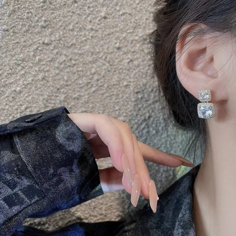 Exquisite and fashionable flash diamond square earrings.