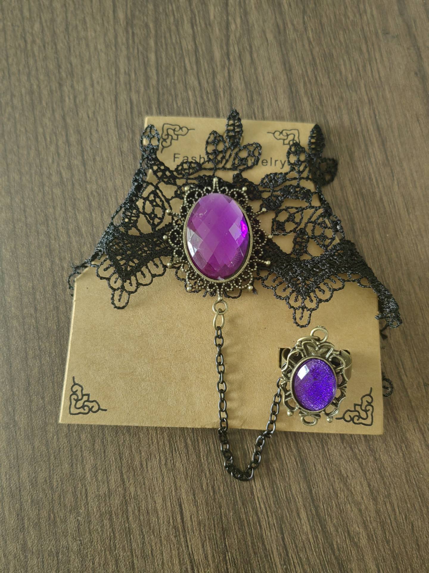 Explosive lace necklace