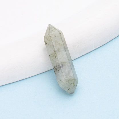 Colar de pingente de coluna hexagonal de ponta dupla de cristal 