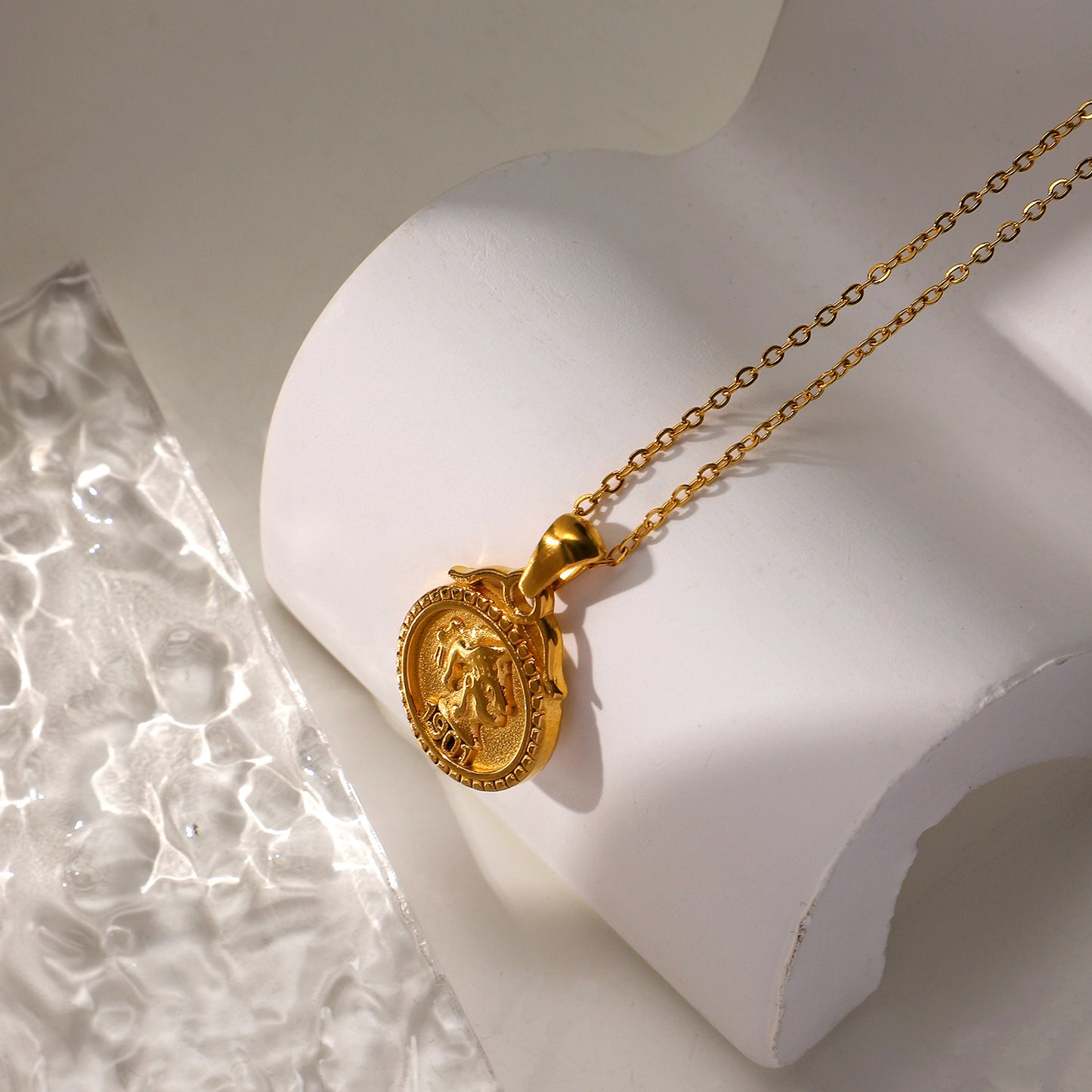 Collar con colgante de moneda con cabeza de reina 