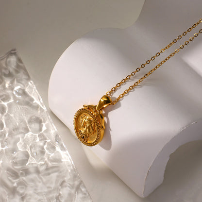 Collar con colgante de moneda con cabeza de reina 