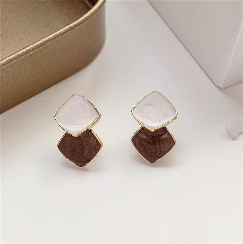 Splicing contrasting stud earrings
