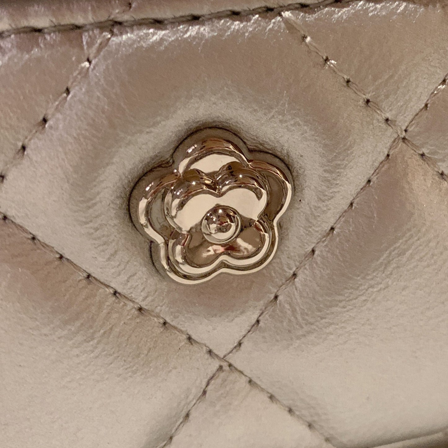 Bolso bandolera pequeño con cadena estilo Chanel 
