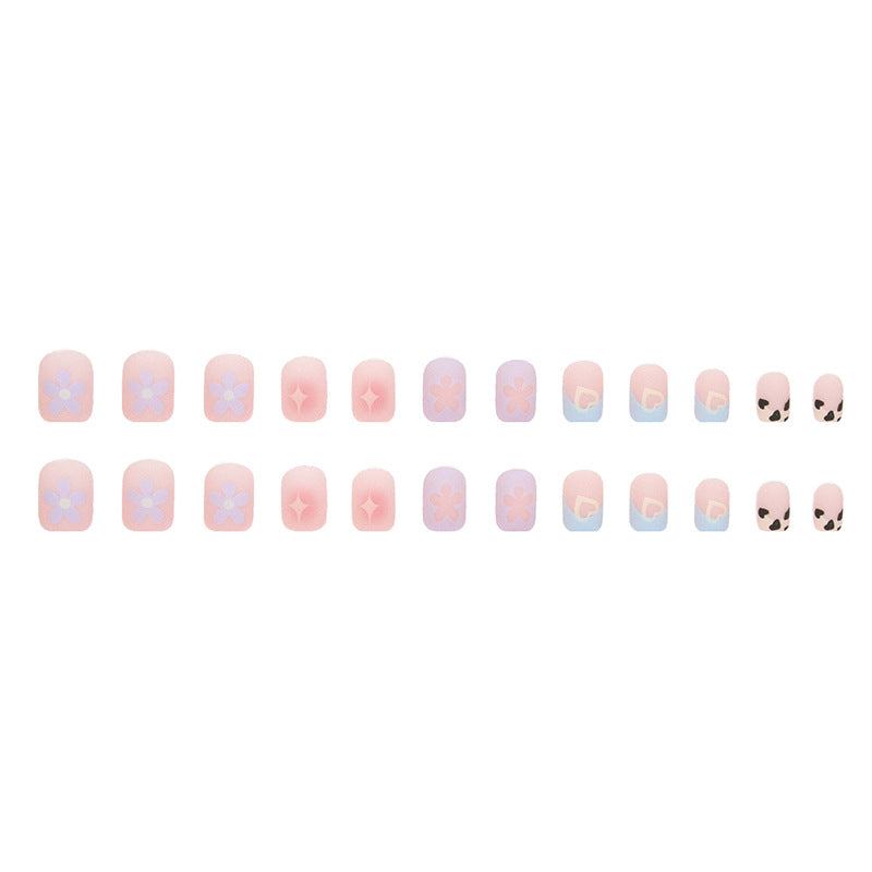 Uñas cortas con forma de corazón y estrella con flores 