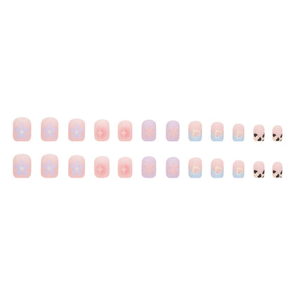 Uñas cortas con forma de corazón y estrella con flores 