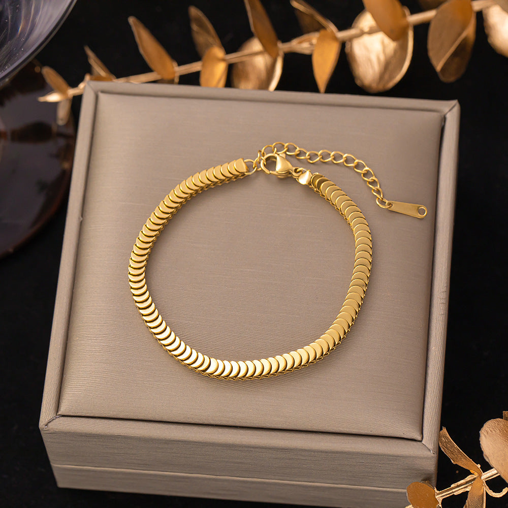 The new titanium steel bracelet is versatile for women