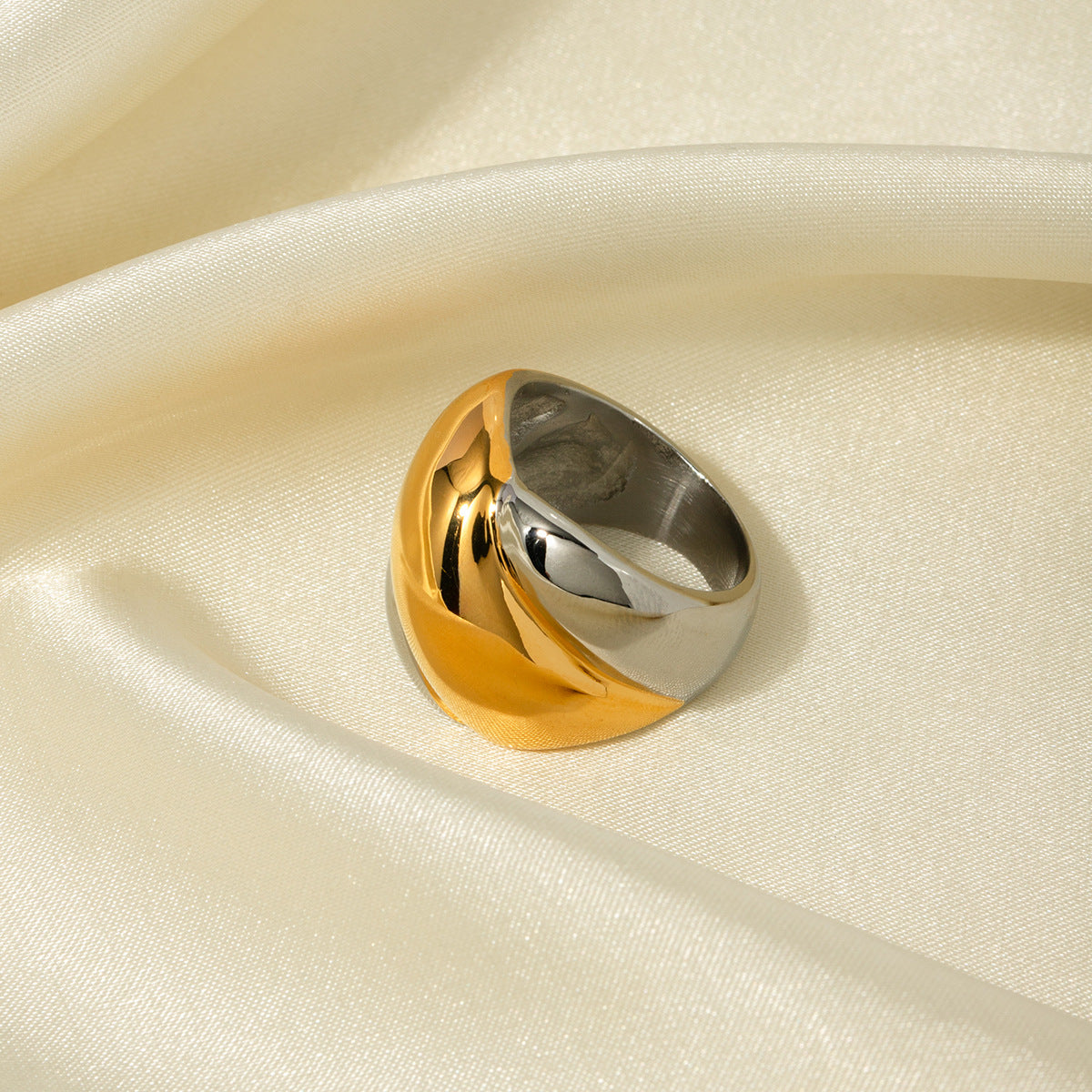 Anillo sencillo de oro y plata 
