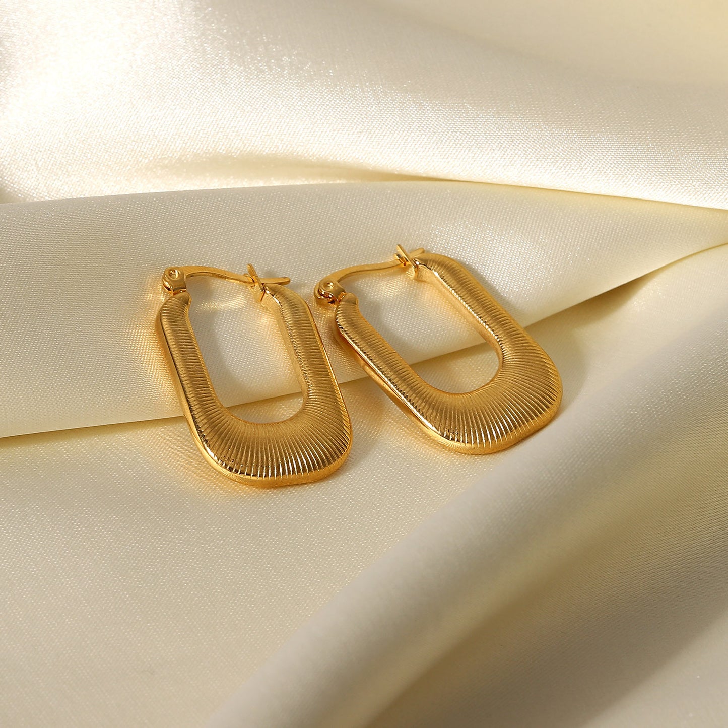 Threaded U-shaped earrings