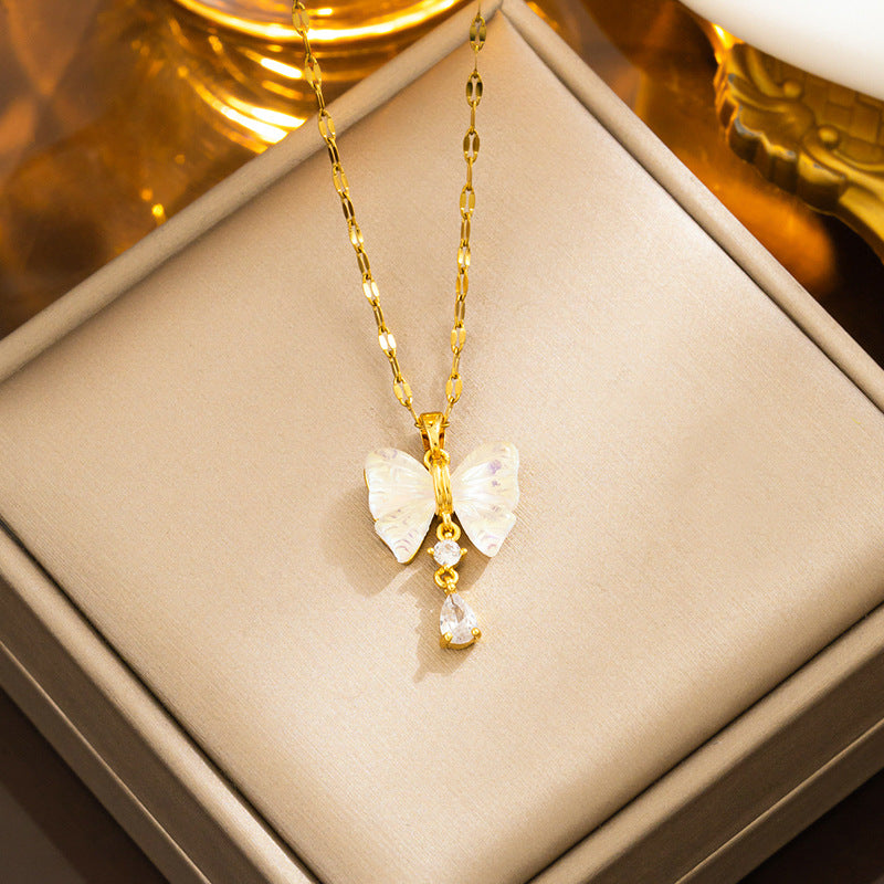 Elegante colar de aço titânio com borboleta branca 