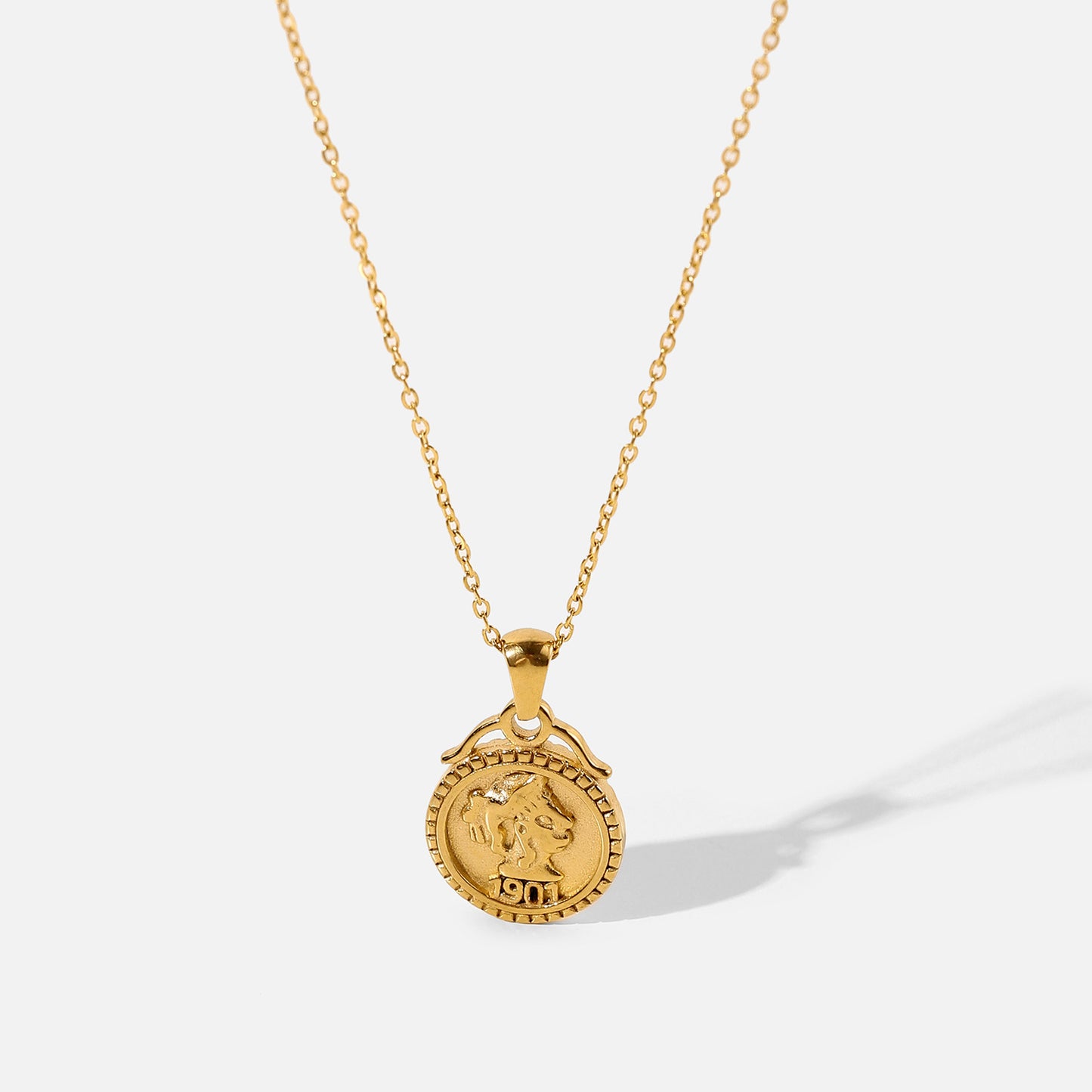 Collar con colgante de moneda con cabeza de reina 