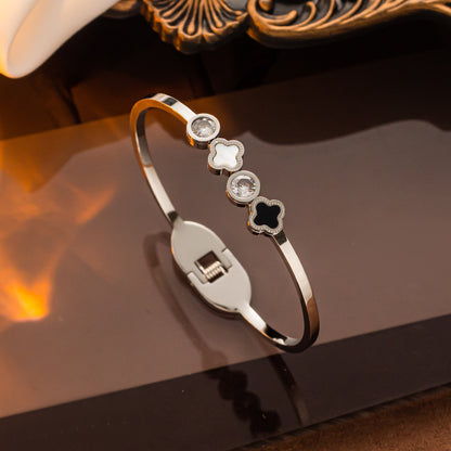 Elegante pulseira de trevo de aço inoxidável com diamantes 