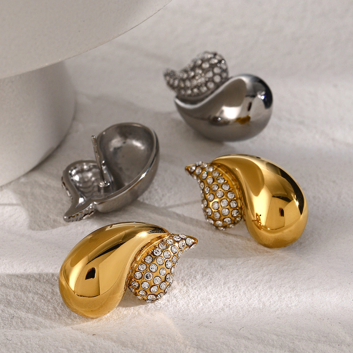 Double teardrop-shaped rhinestone earrings