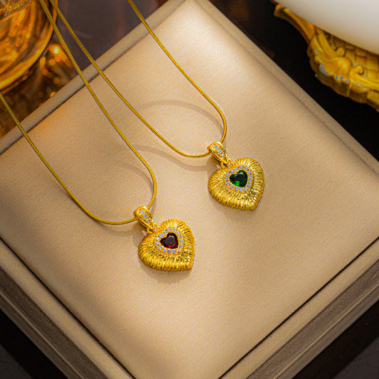 Colar com pingente de coração de zircônia cúbica esmeralda incrustada em ouro 18K 