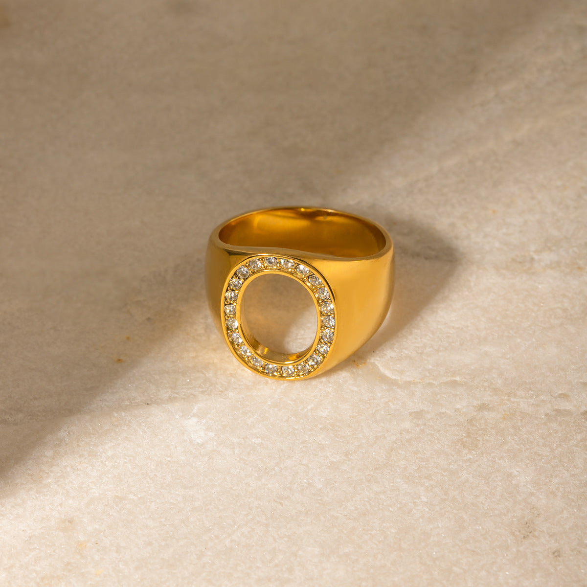 Anillo hueco ovalado de strass 