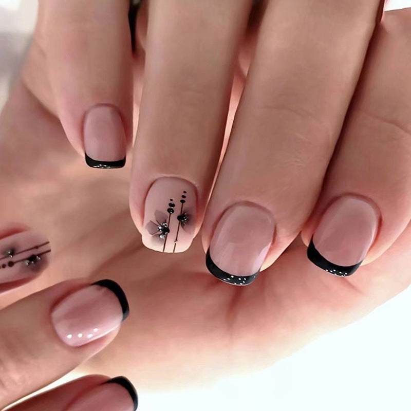 Uñas postizas cortas con pétalos franceses 