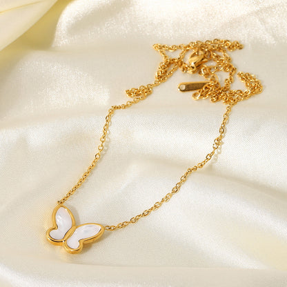 Collar de cadena de oro con mariposa de concha blanca 