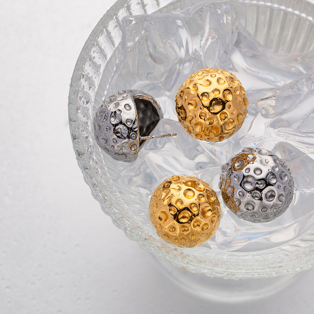 Spherical hammered gold earrings with zircon