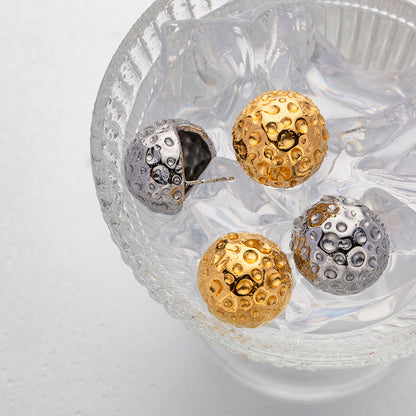 Spherical hammered gold earrings with zircon