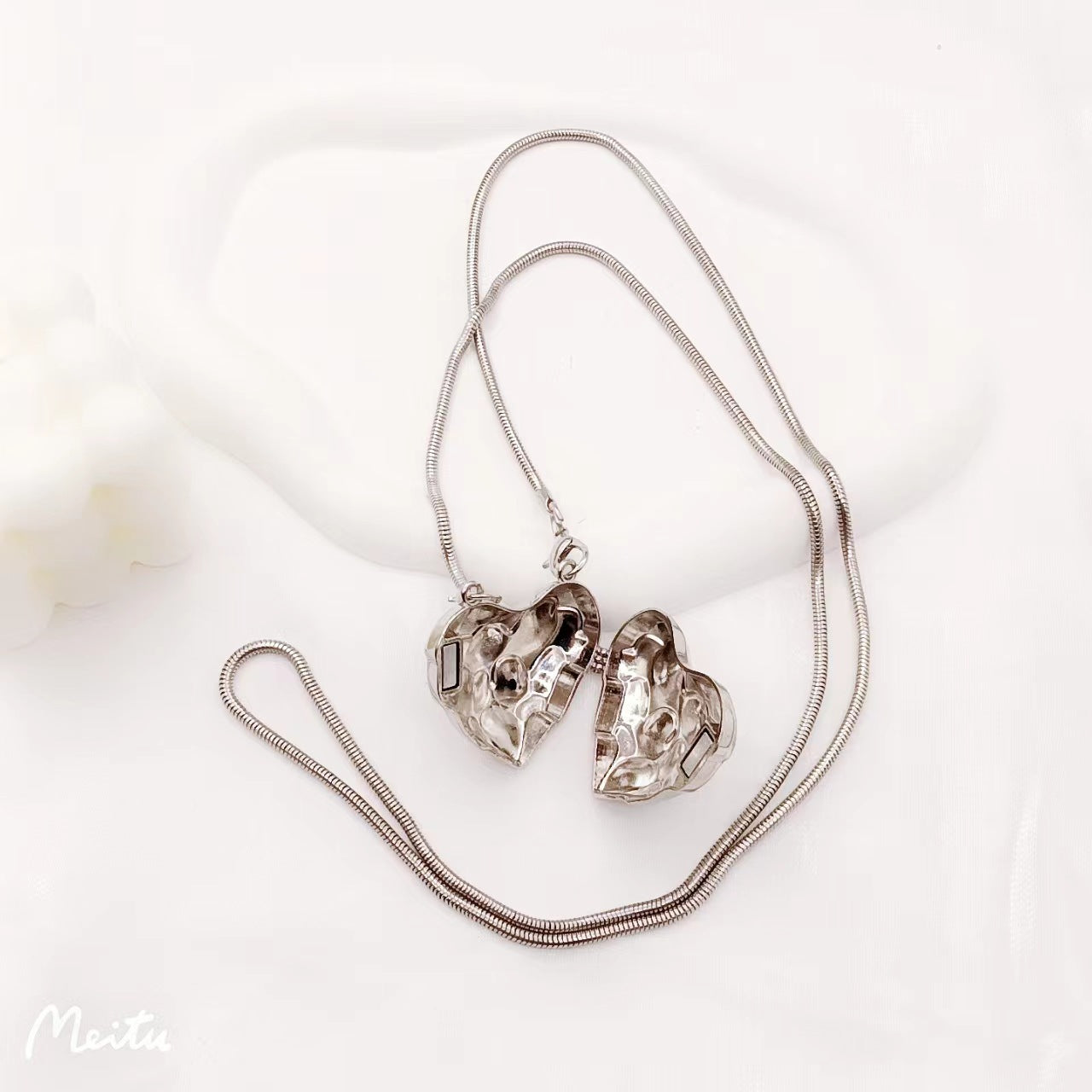 Cream Love Chain Pearl Bag