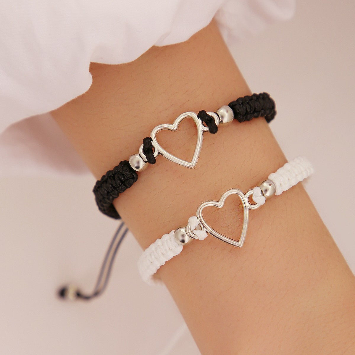 Par de pulseras extraíbles trenzadas en blanco y negro 