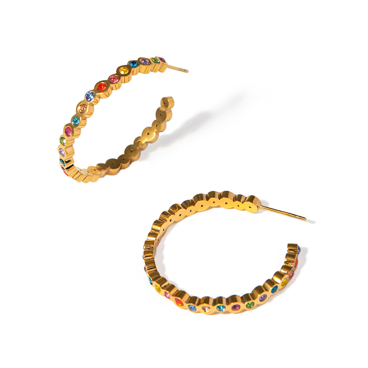 Round earrings with fancy colored diamonds