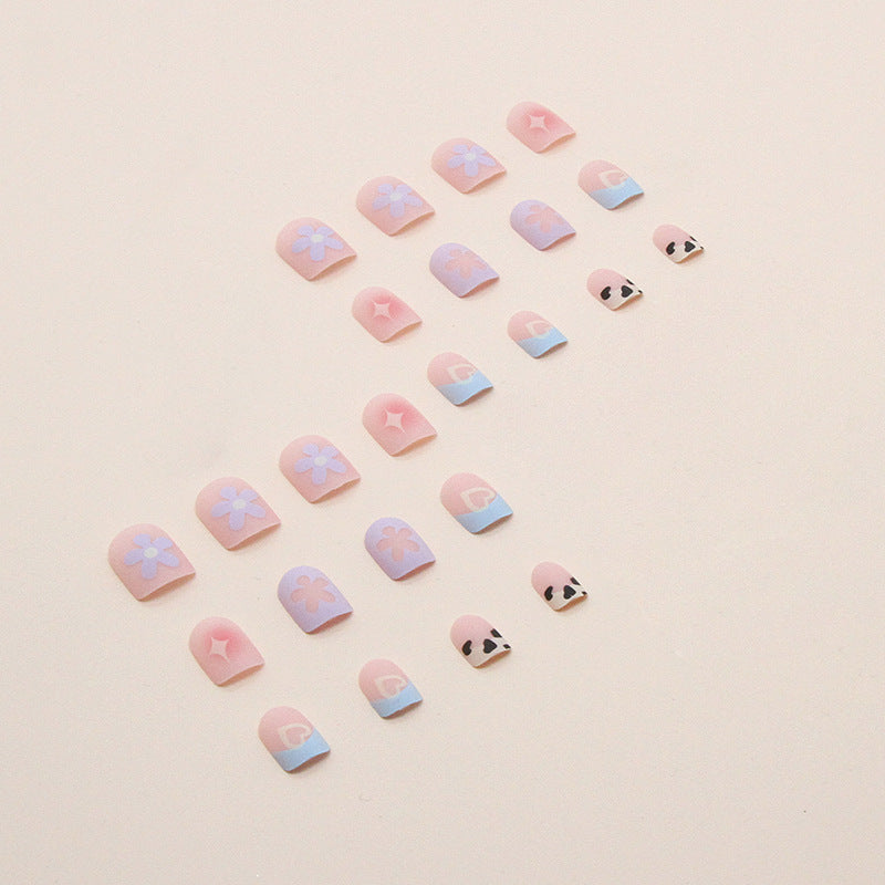 Uñas cortas con forma de corazón y estrella con flores 